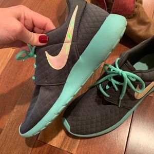 Size 9 - Nike Roshe Run (custom!)